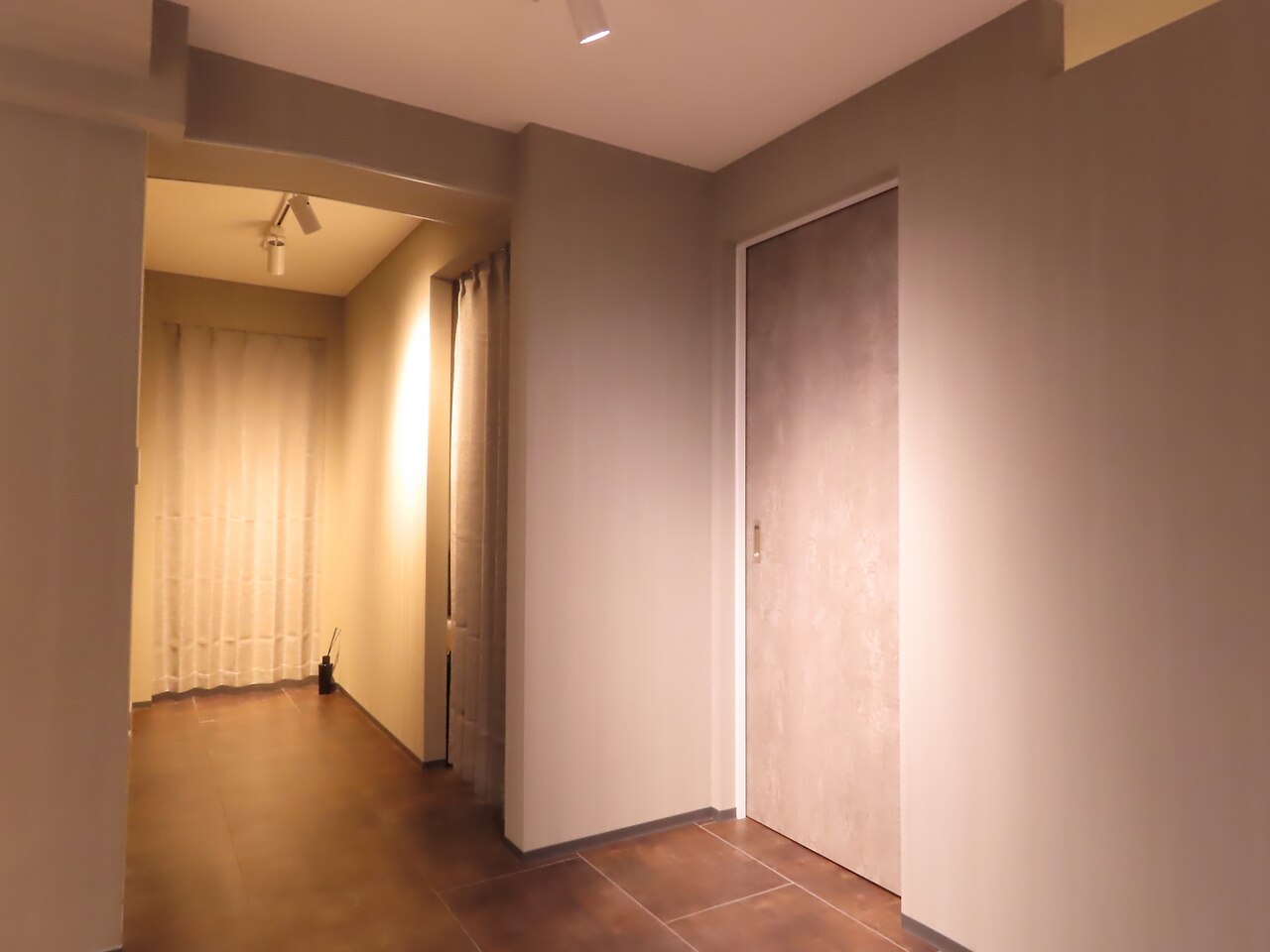 やわらかな照明の店内廊下